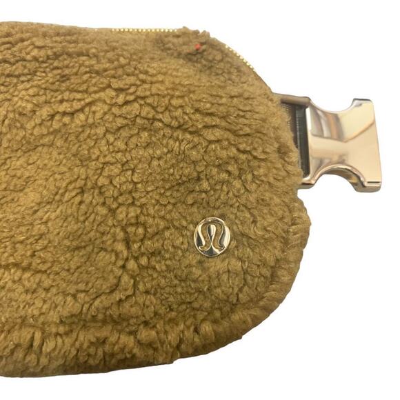 Lululemon Everywhere Belt‎ Bag Fleece Sherpa Burnt Caramel Fanny Pack Purse - Picture 4 of 9